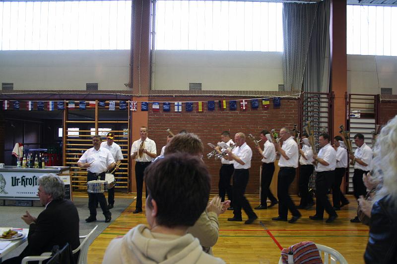 c - echange cadeaux (24).JPG - Echange de cadeaux - le tout se termine en fanfare.